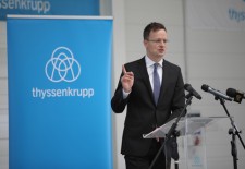 Szijjártó Péter külügyminiszter és Dr. Heinrich Hiesinger, a thyssenkrupp vezérigazgatója megadták a startjelet az új autóalkatrész üzem építéséhez Jászfényszarun