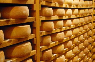 Közel 8 millió forintnyi sajtot nyúltak le Egerben